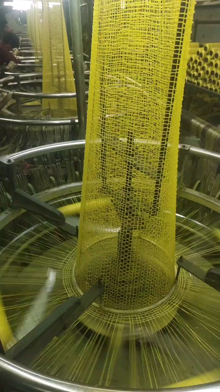 制作编织网袋的机器图片