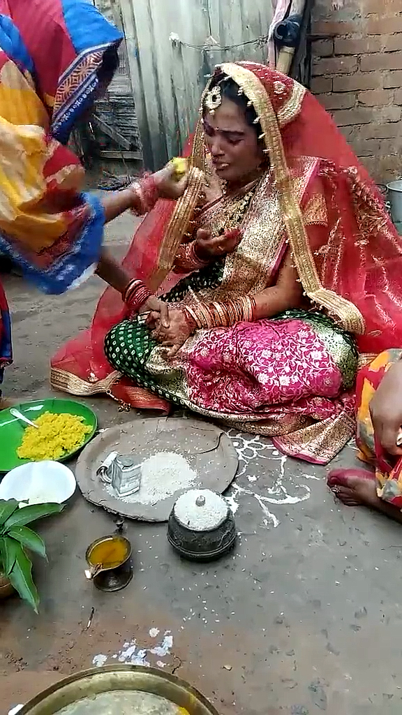 印度#慈祥的母亲喂女儿吃饭,吃了这饭算是答应婚事!真是幸福啊!