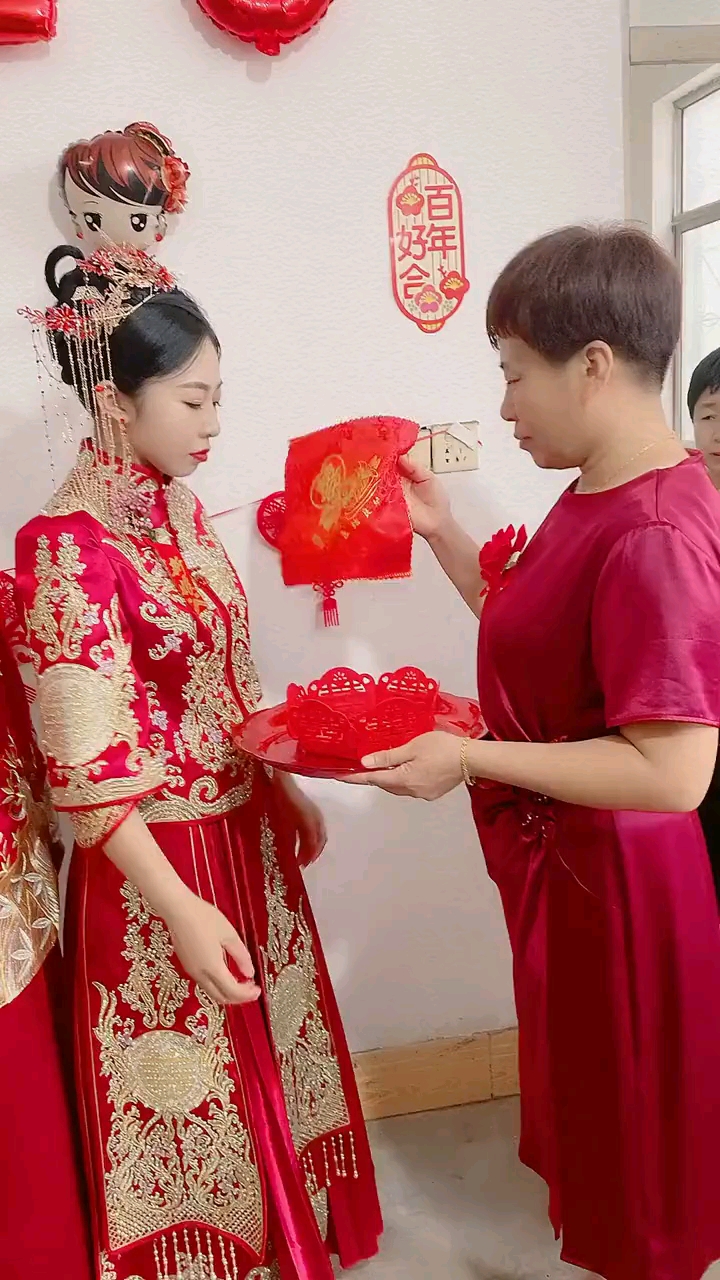 女兒出嫁,媽媽一早準備了離家錢給女兒抓,給婆家帶財,媽媽捨不得姑娘