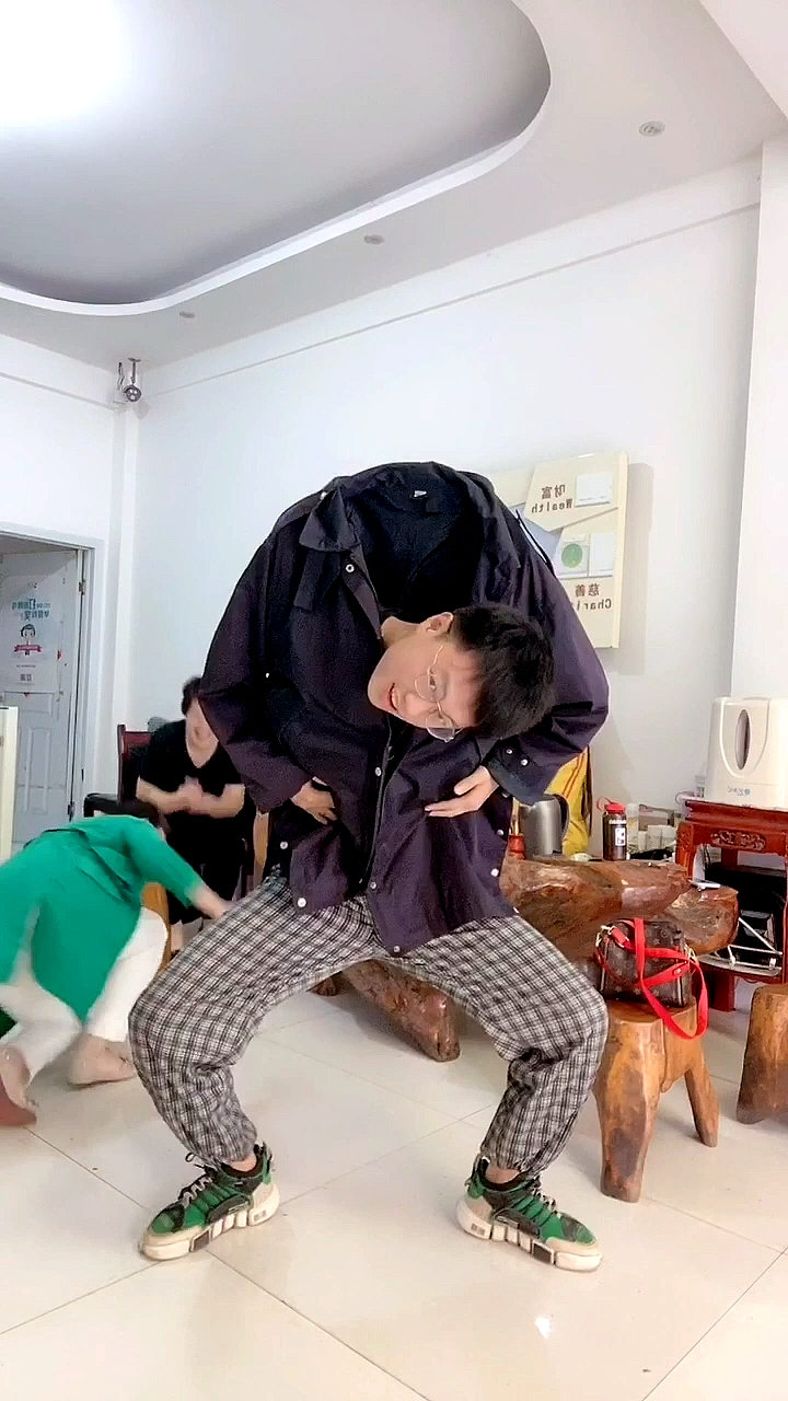 这个农村小伙表演了一段断头舞太惊人了