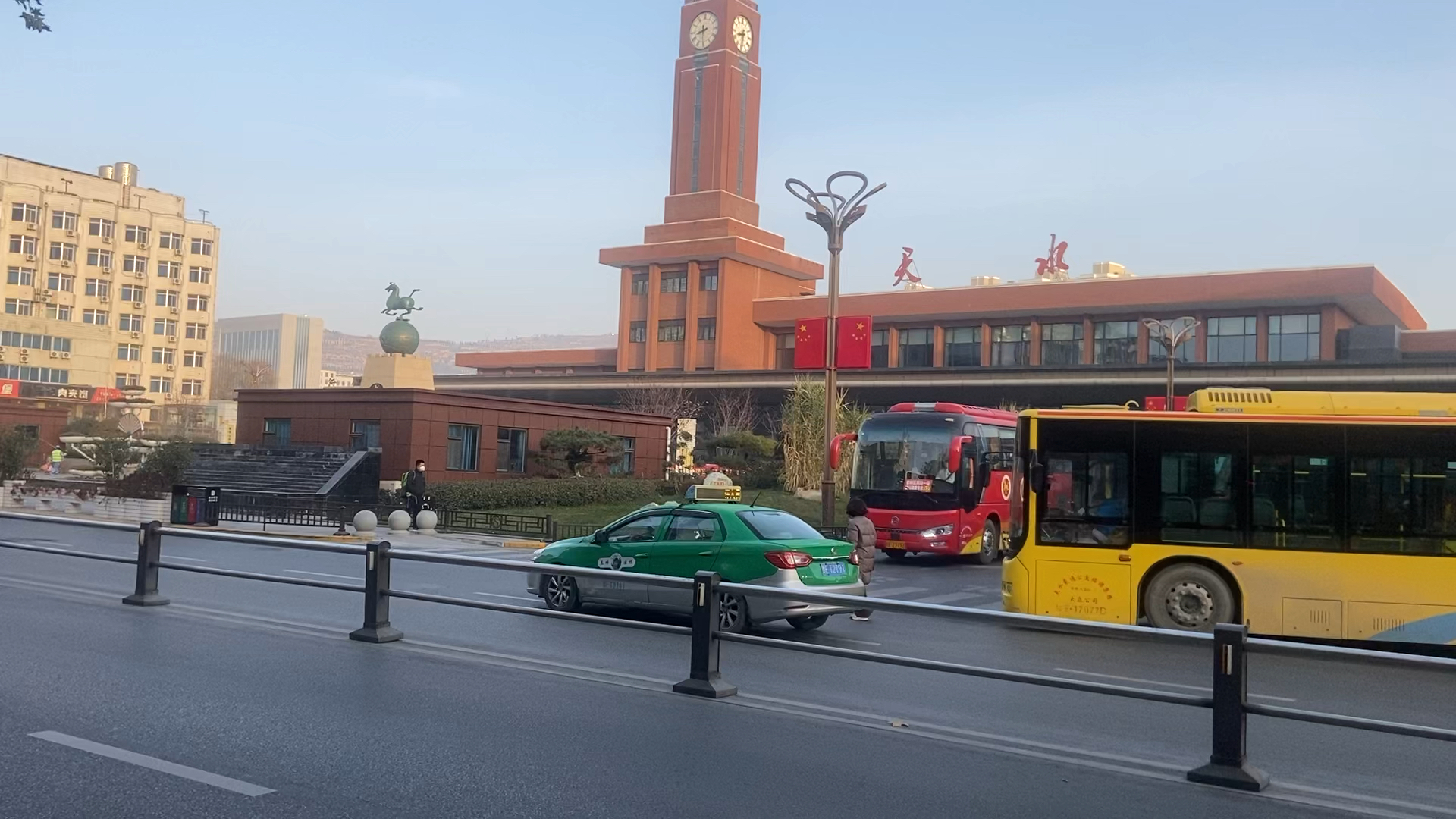 2022年12月2日,甘肃天水逐步恢复正常,出租车公交车开通