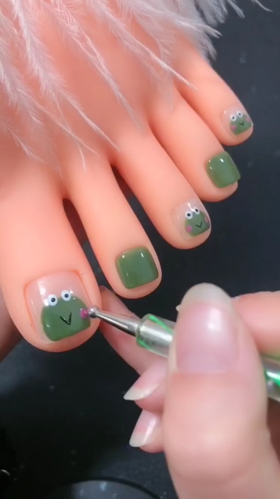 脚趾头上画蹦蹦跳跳的青蛙防蚊必备