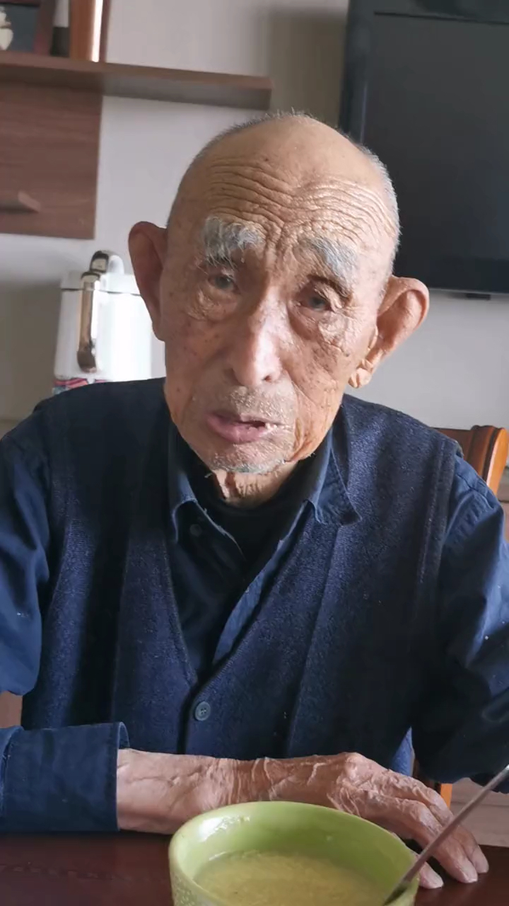 97岁老人这是何等胸怀知足常乐关爱老人