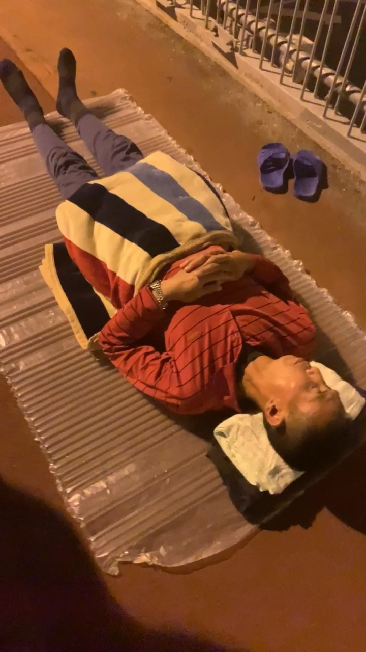 这个男子躺在天桥中间睡觉,元芳,你怎么看