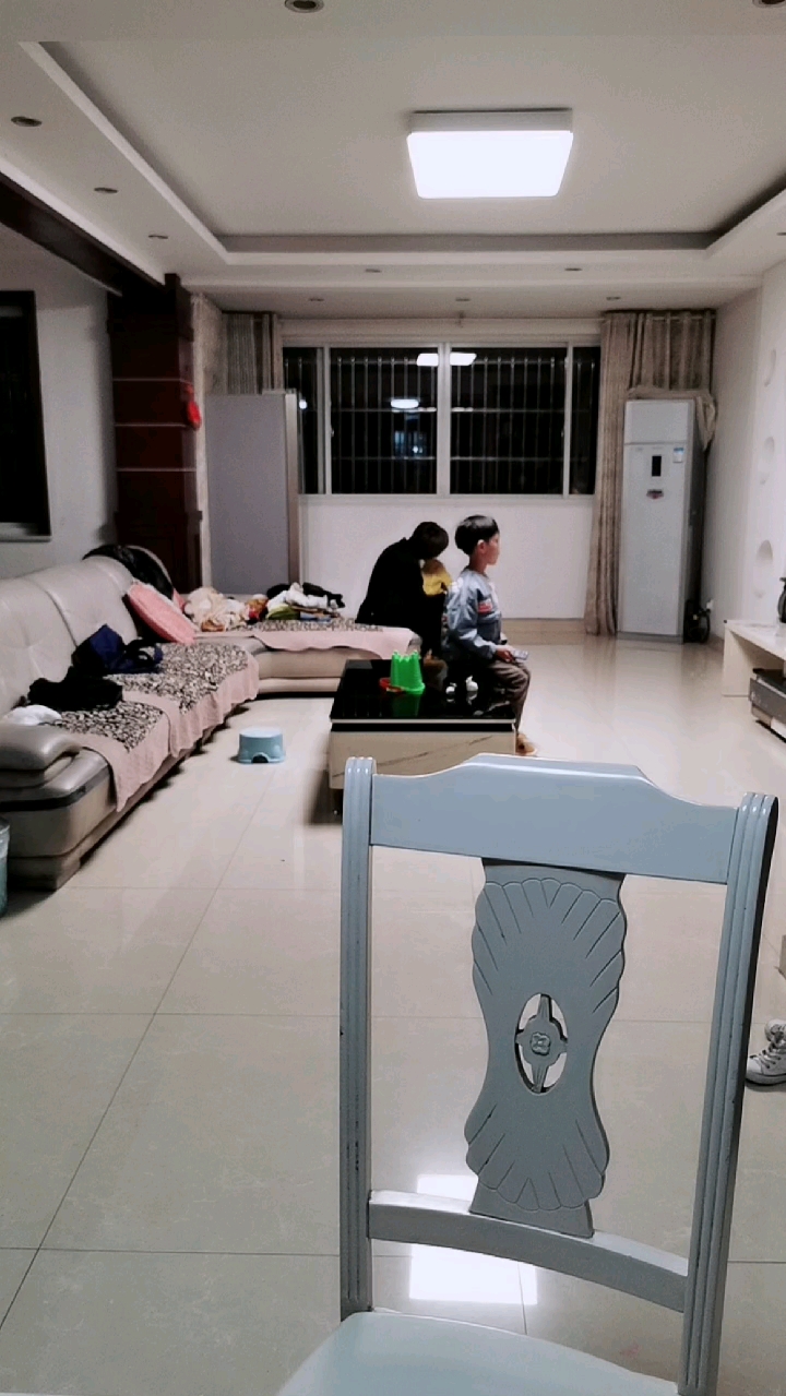 冬天来了#难的学校放假,一家人在家看电视