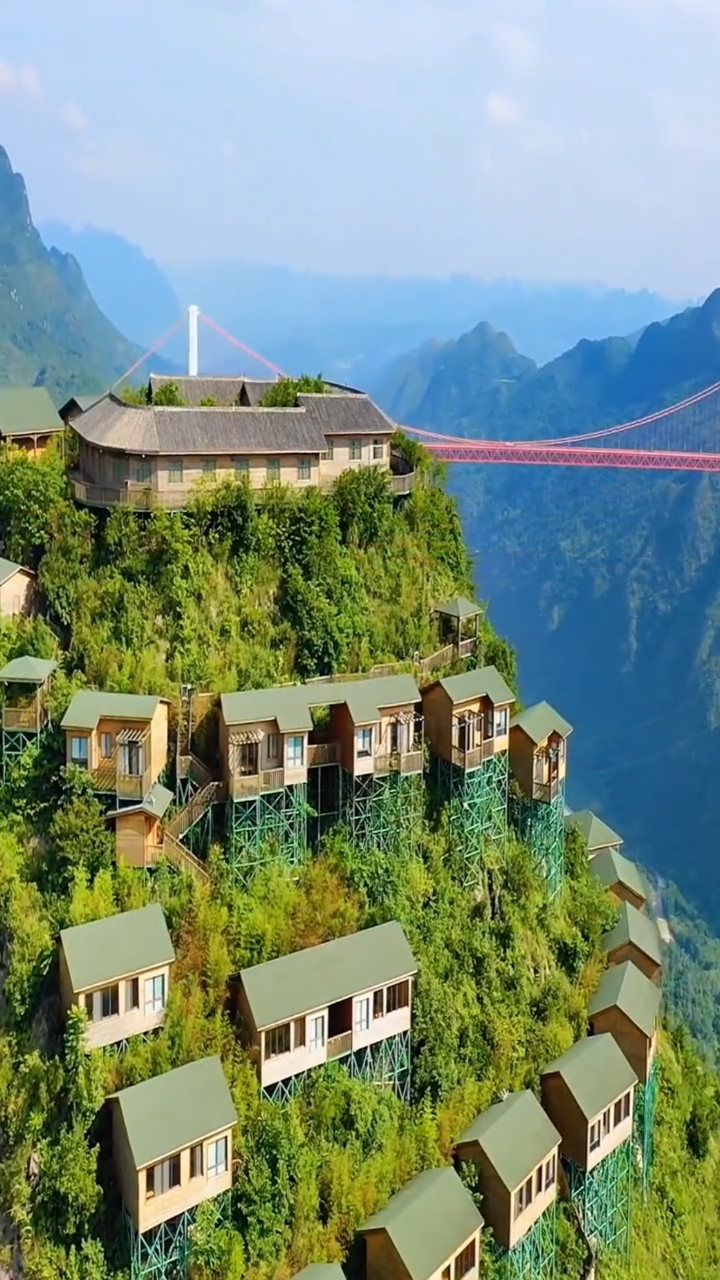 旅游进行时#悬崖峭壁上还溅满了别墅.这就是贵州.