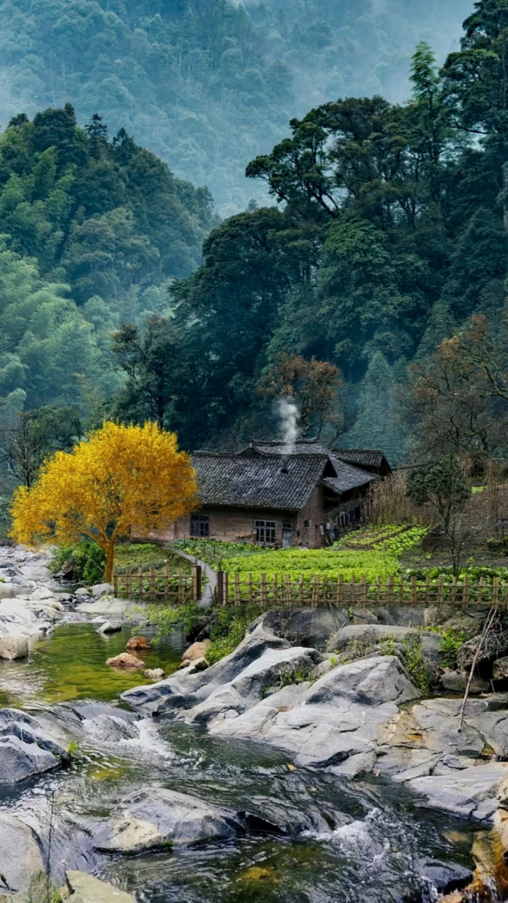 美景分享深山谷底一天堂清心幽静又安祥溪水孱流声声脆炊烟生起闻肴香