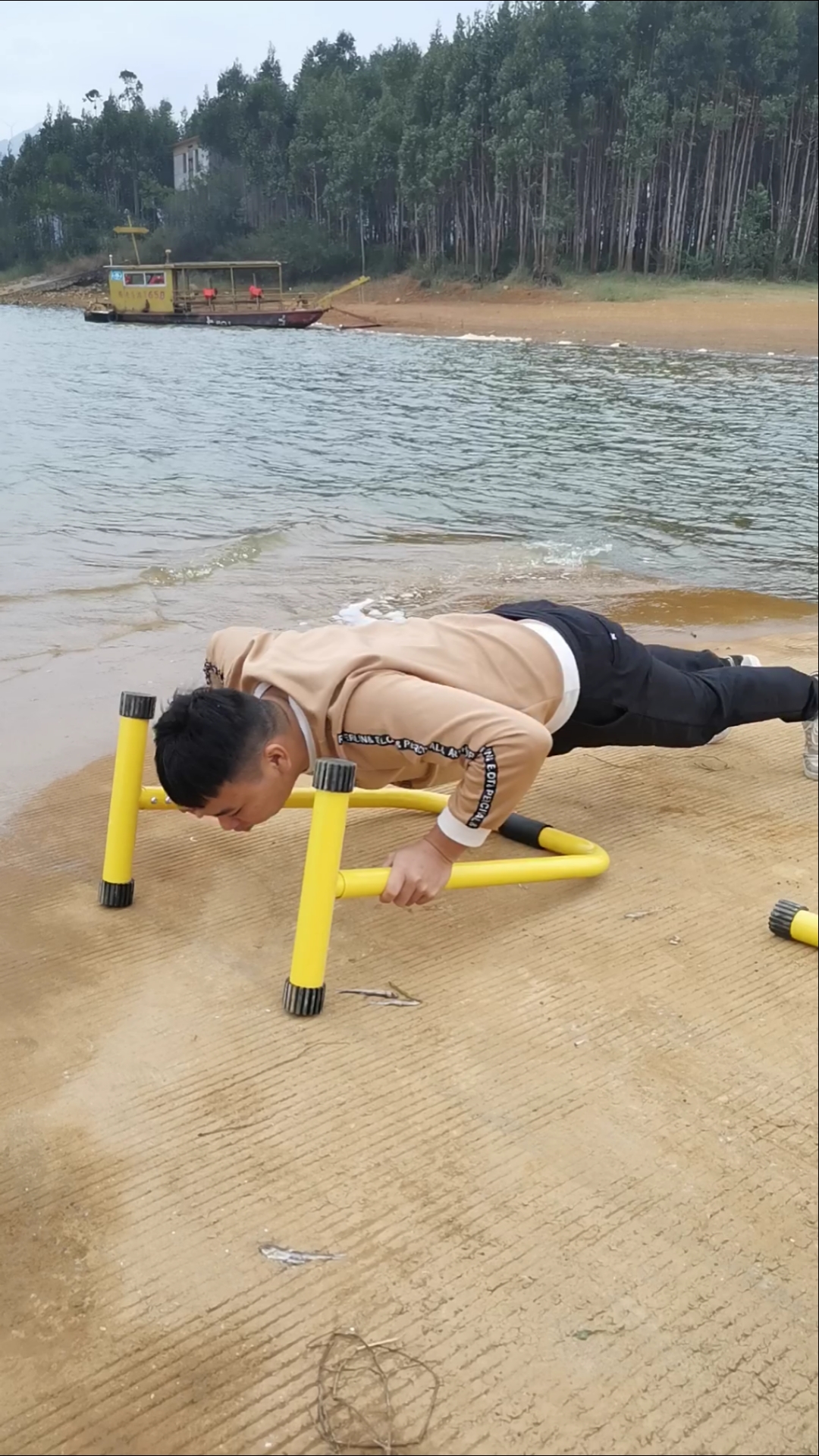 我要上热门#天冷了,先来几个俯卧撑,热热身.