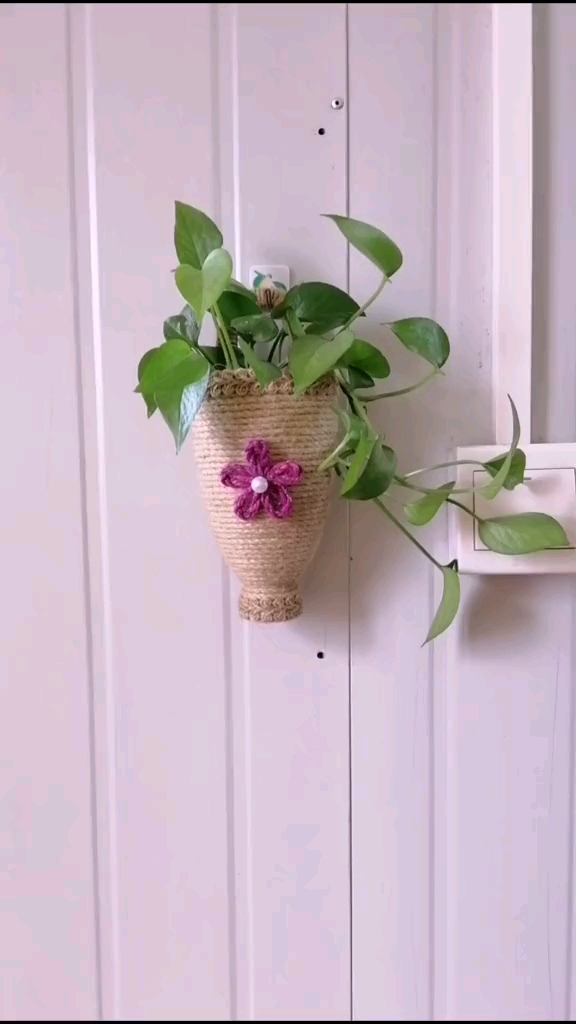 矿泉水瓶子做个壁挂式花瓶是不是很美,快点动手做吧.-度小视