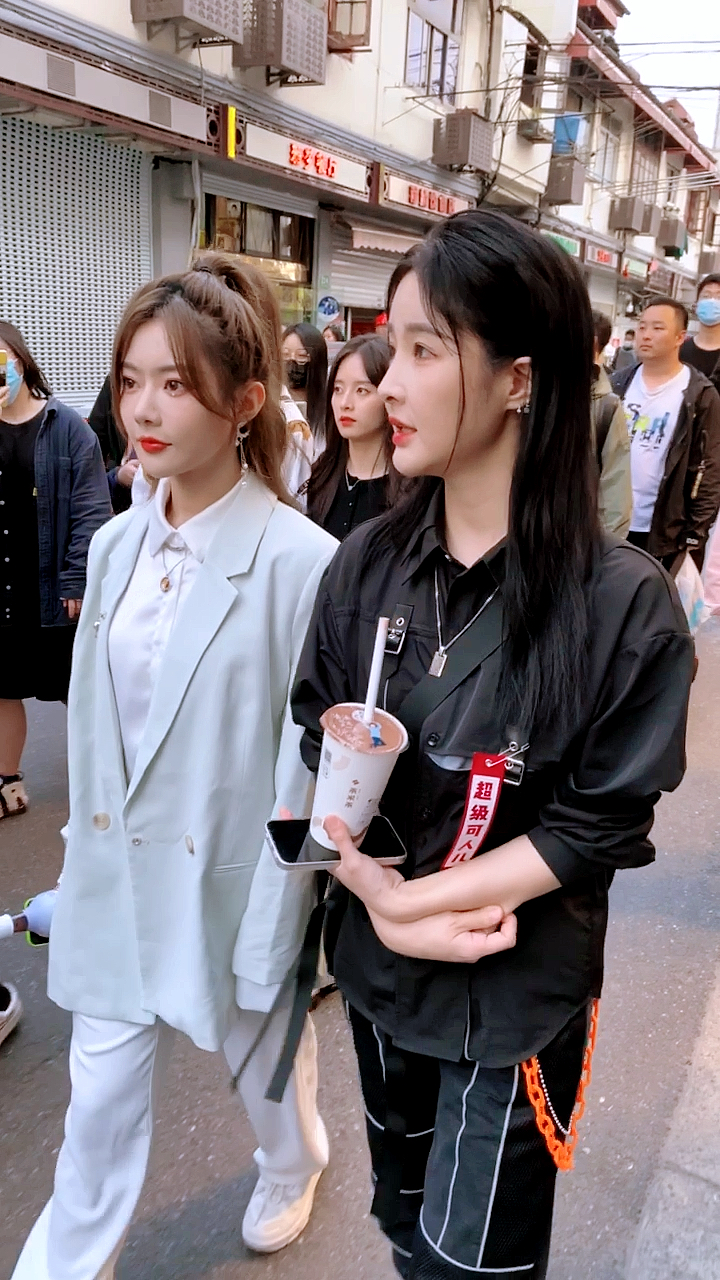 女团#snh48成员胡晓慧与刘姝贤下班出街