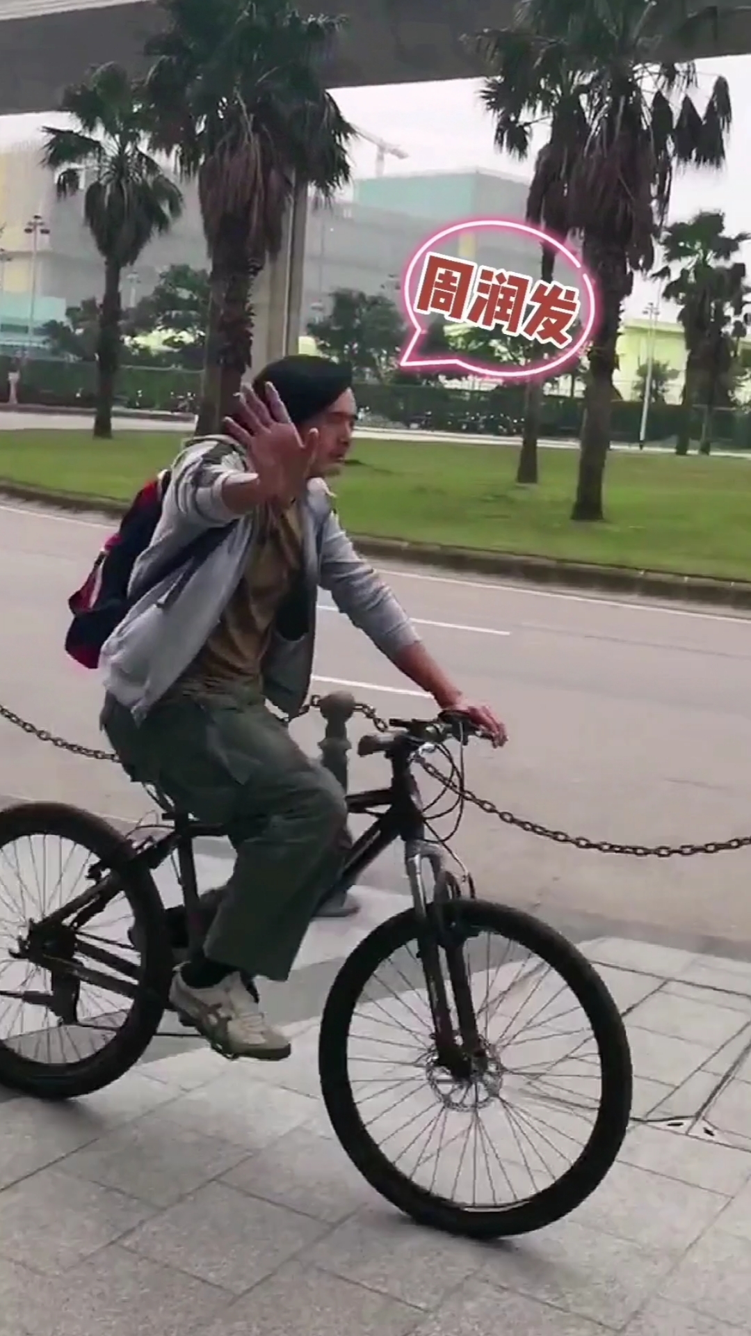 明星#周润发骑自行车出行,不仔细看还以为是普通市民!