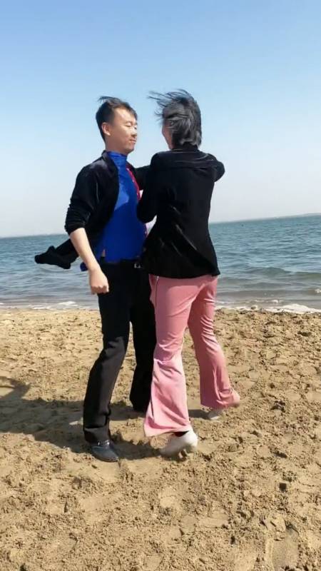 接上一段三人组合变成兄妹俩组合