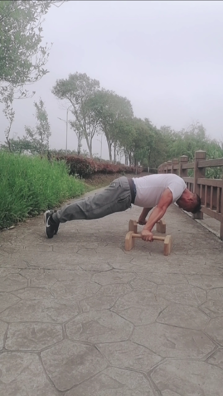 健身宁教练传递健身正能量#冲肩练习