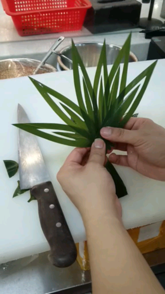 全民独门绝技咖#棕叶这样切更漂亮