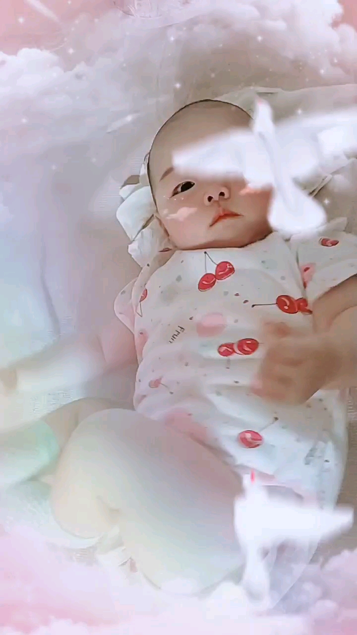 我的小宝贝rita#4个月:宝宝今天很配合啊看着摄像头也有表情了