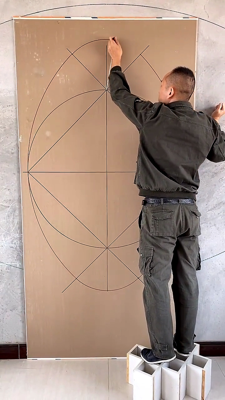 看看木工尺规作图异形橄榄球画法!