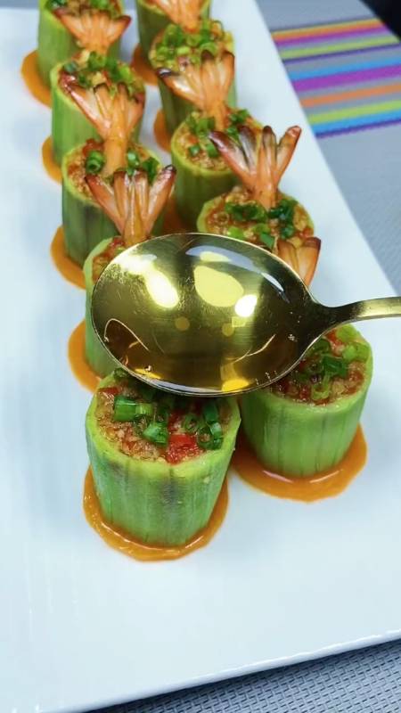 在家做这道瓜抱虾,鲜香滑嫩造型独特,让你一口就爱上