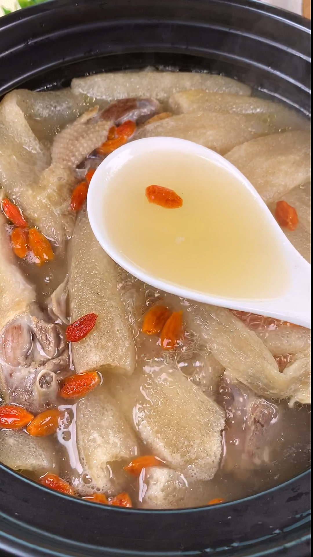 家乡特色美食#适合夏天的竹荪老鸭汤,汤鲜味美,不燥不腻-度小视