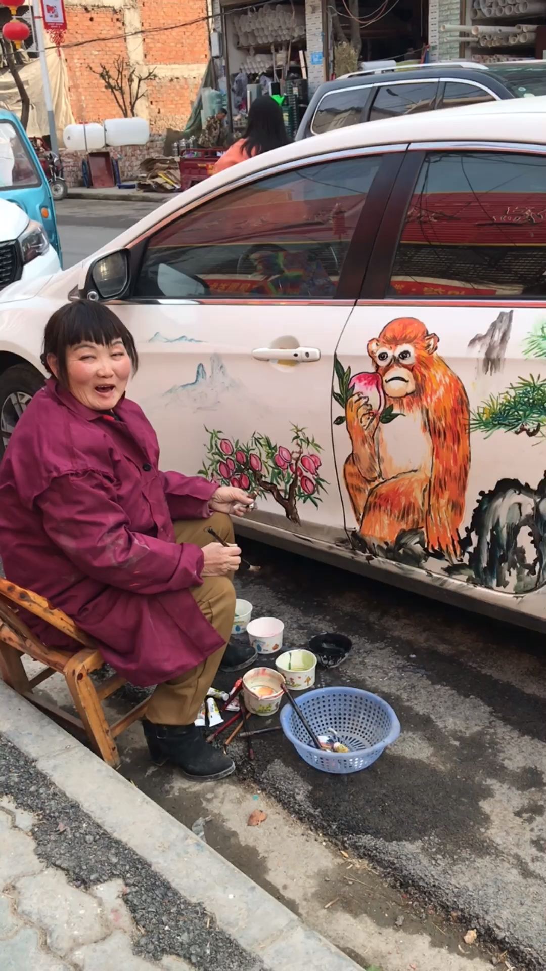 我妈趁我在睡觉的时候竟然在我的车上画了一只金丝猴