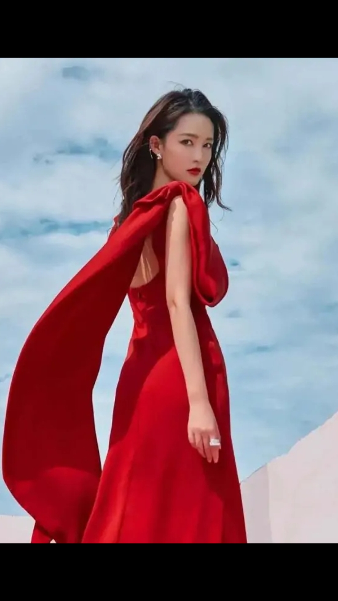 李沁一身红色连衣裙耀眼夺目