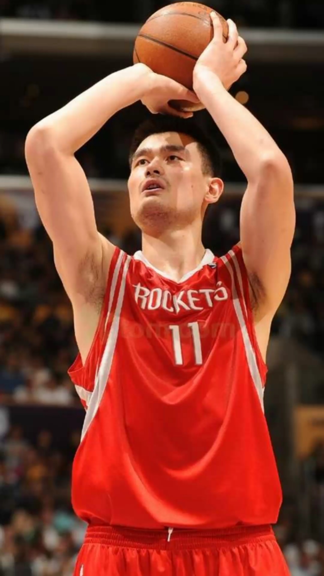 篮球#姚明怒抢前场篮板球后,强势上篮命中,并且打成2 1!