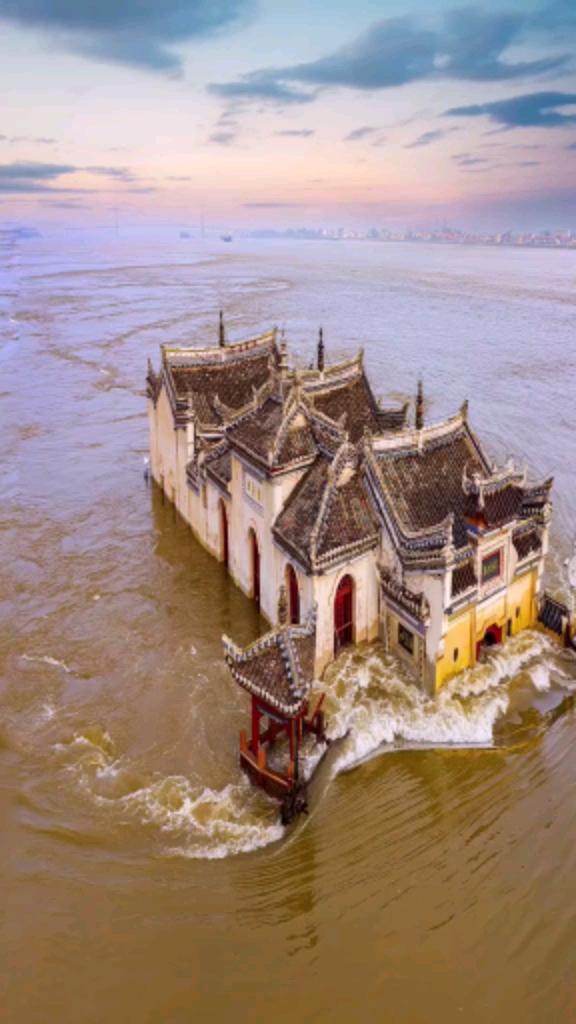 万里长江第一阁"观音阁",据说是唯一一座建在长江上的寺庙,历经千年