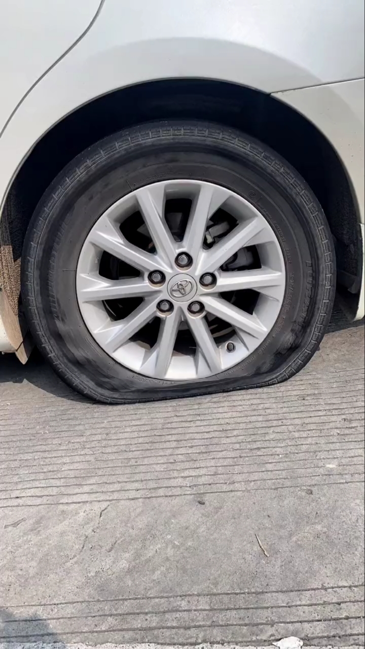 第一次遇到在高速上爆胎,无助感谢萍水相逢的你帮了我很大的忙.感恩