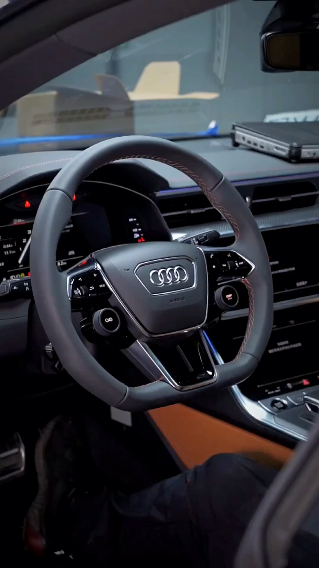 新提奥迪a7l升级方向盘液晶旋钮 彩虹仪表,驾驶体验瞬间提升!