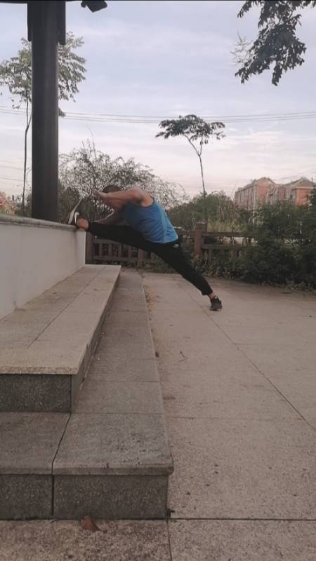 健身宁教练传递健身正能量#压腿