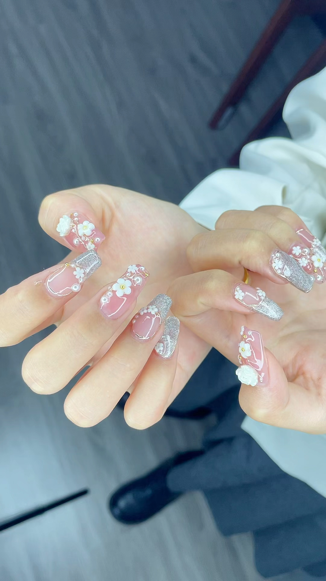 美甲给我家要结婚的小妞儿做了个漂亮的婚甲