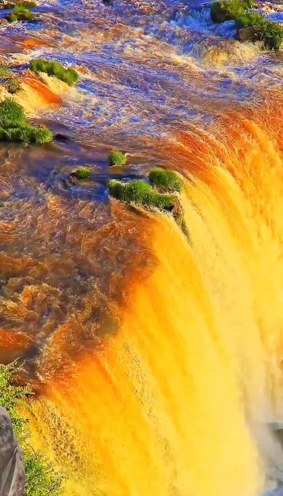 等了几个小时终于拍到黄金瀑布