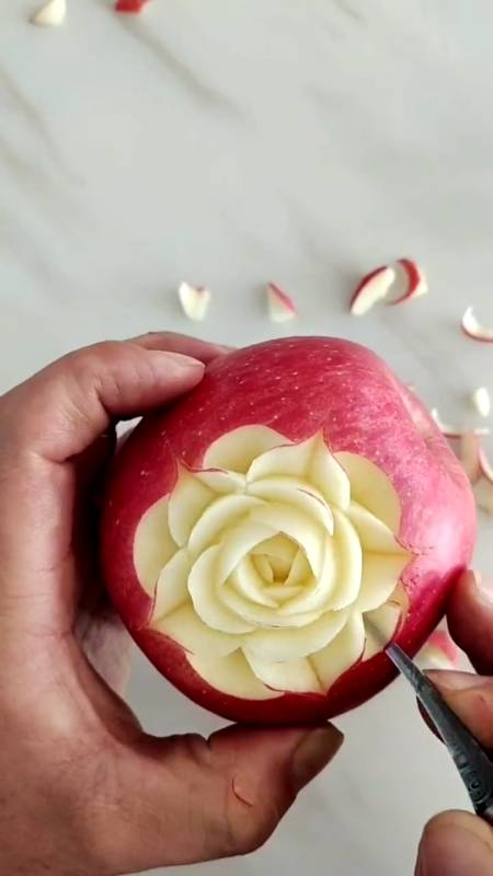 一个4块钱的苹果竟然雕刻成价值上万价值的作品你们觉得值这个价格嘛