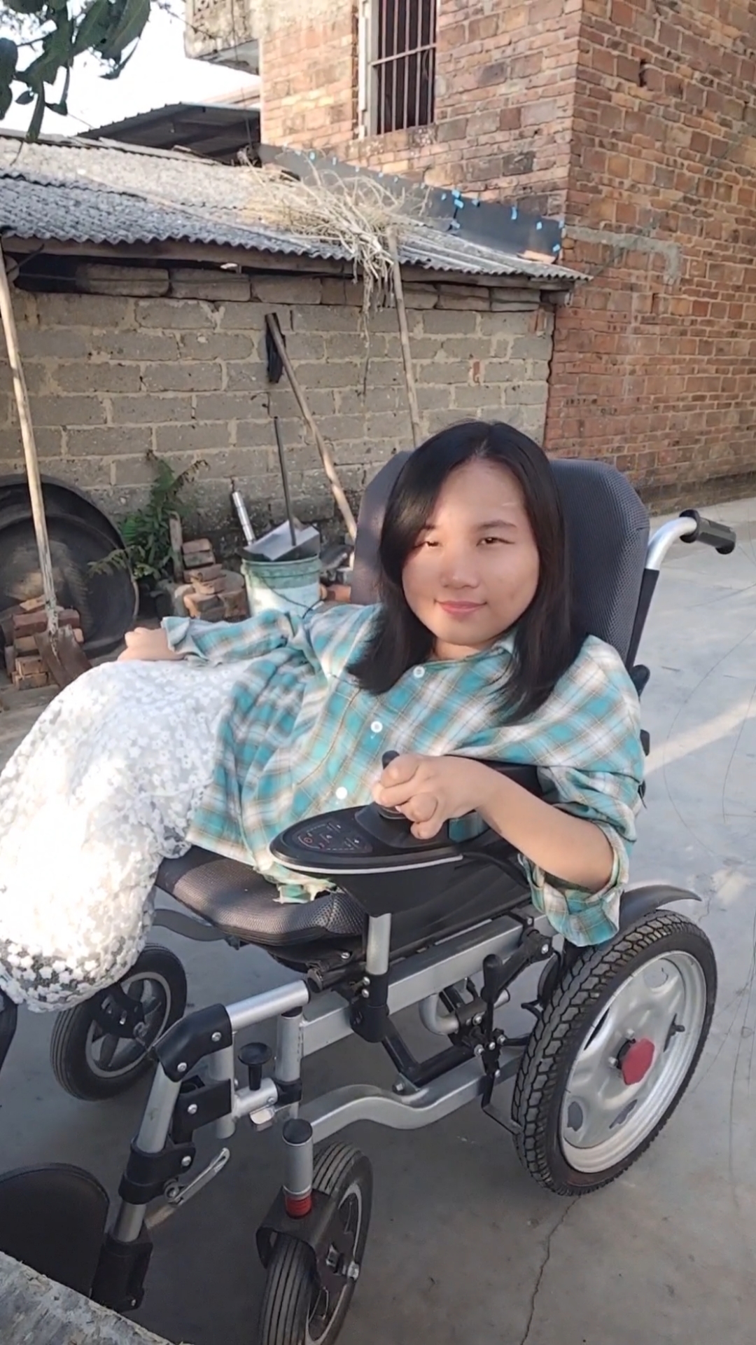 对着每天的太阳,感恩家人我是不能走路的残疾女孩加油努力