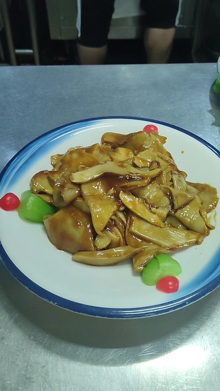 鲍汁白灵菇口感非常好,好多饭店都用杏鲍菇代替白灵菇.