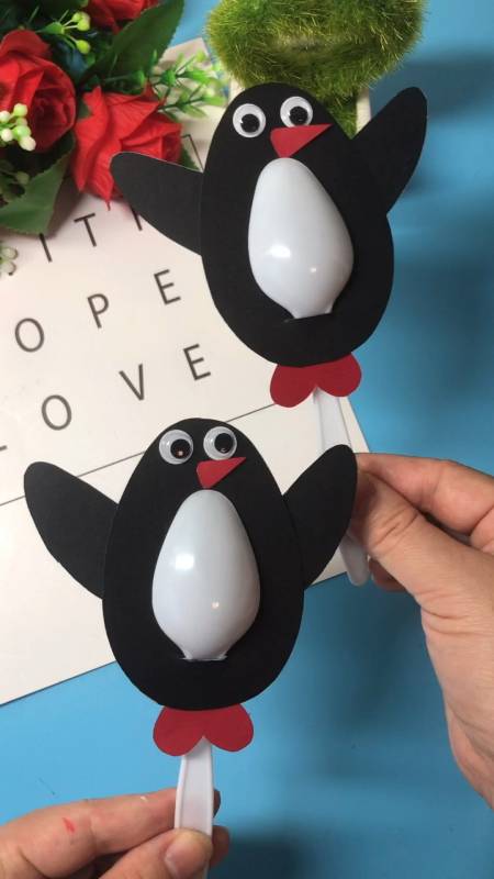 亲子手工#用过的一次性勺子做一只可爱的小企鹅.