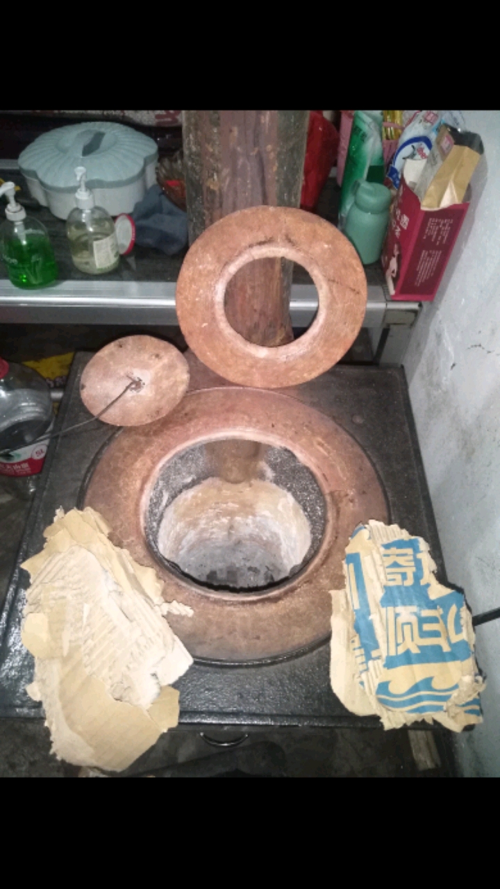 2021我的心愿#北方铁炉子,烧火时麻烦,纸,劈好的材,捣好的碳.