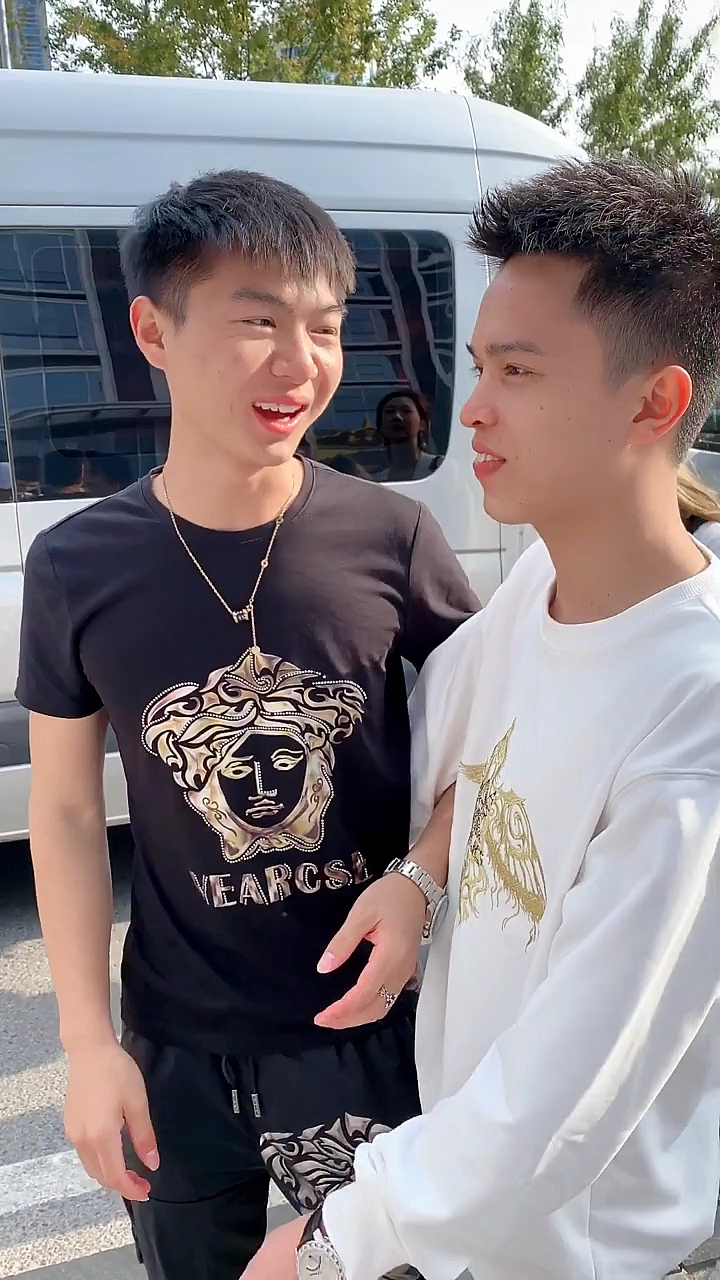 老板的傻儿子舍不得和三哥分开