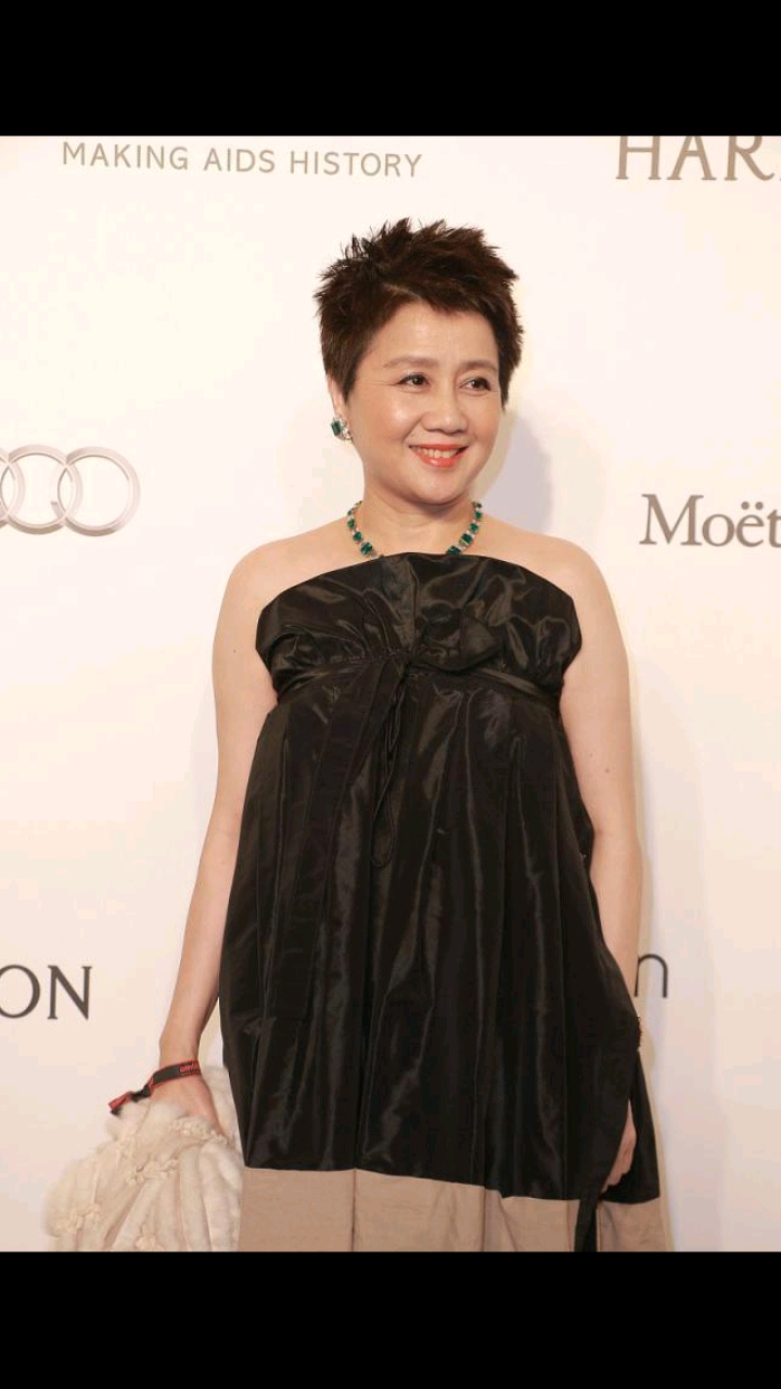 四姨太梁安琪闪耀现身,穿定制长裙戴帝王级翡翠,60岁肤白貌美