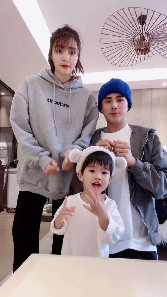 麦迪娜一家三口卡点舞,节奏感也是遗传的