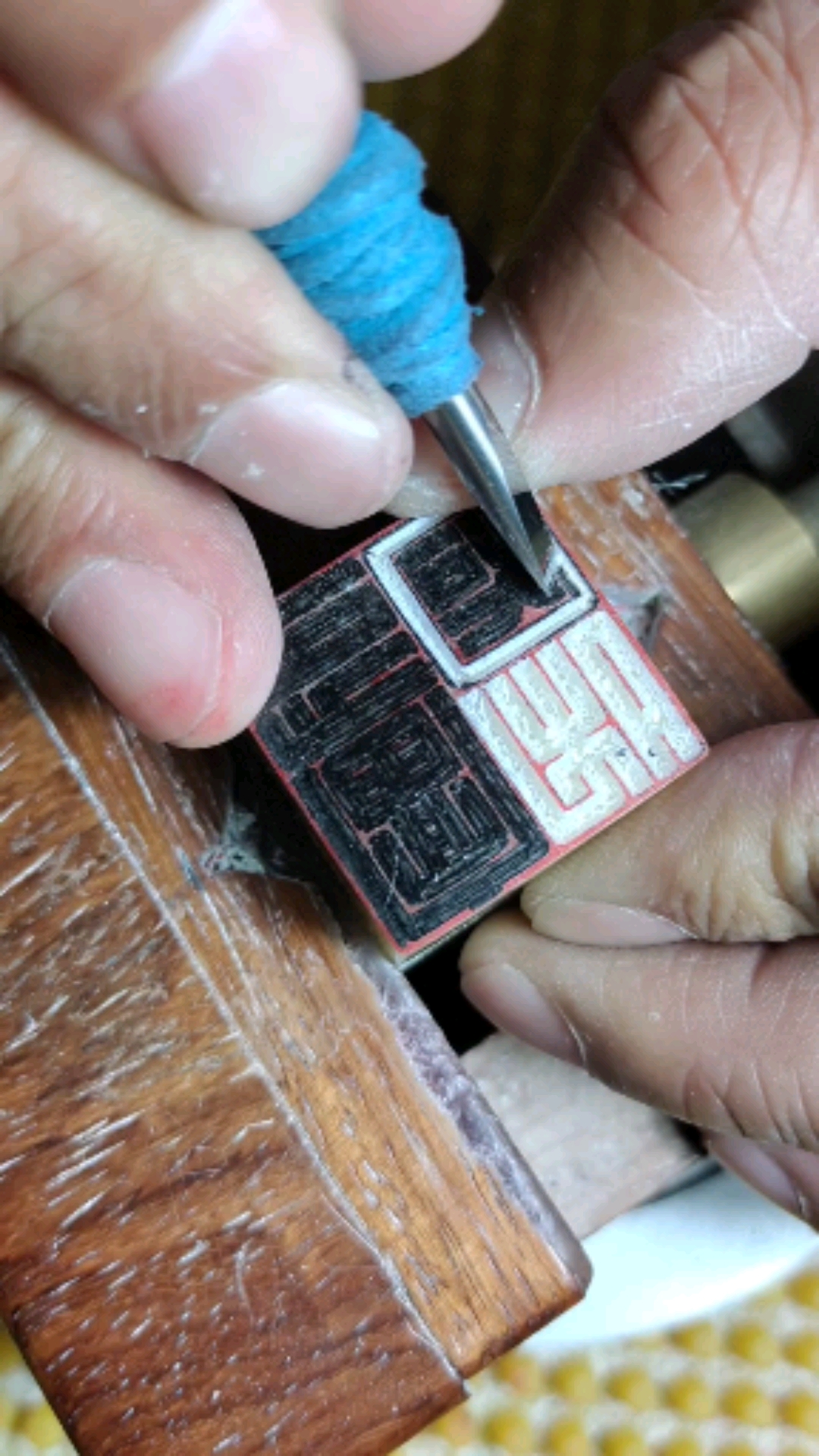 篆刻#示范一下篆刻里的冲刀法,您看看这刀冲的还行吧.