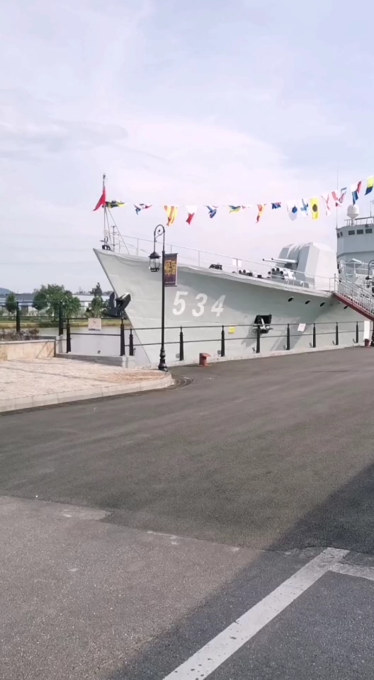 这是退役的导弹护卫舰"金华舰".现在落户横店了,欢迎前去参观