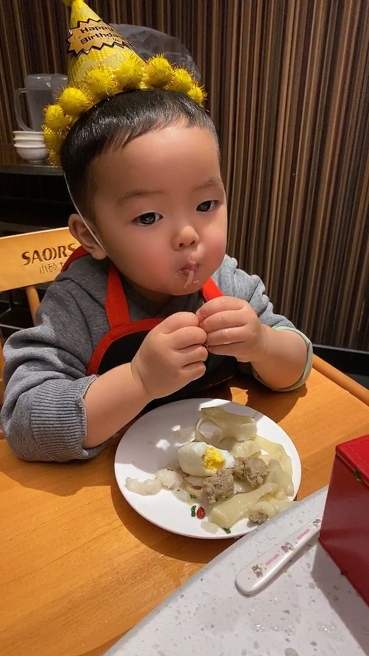 家有萌娃#只要出门吃饭,必须从头吃到尾!
