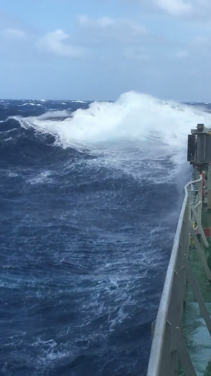 海上生活#巨轮穿越风暴区,风力16级,浪12米高