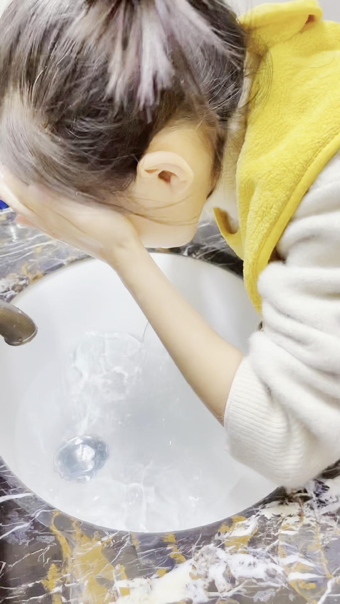 孩子每天刷牙洗脸总是弄得满身水,自从买了这个洗漱巾真是太棒了