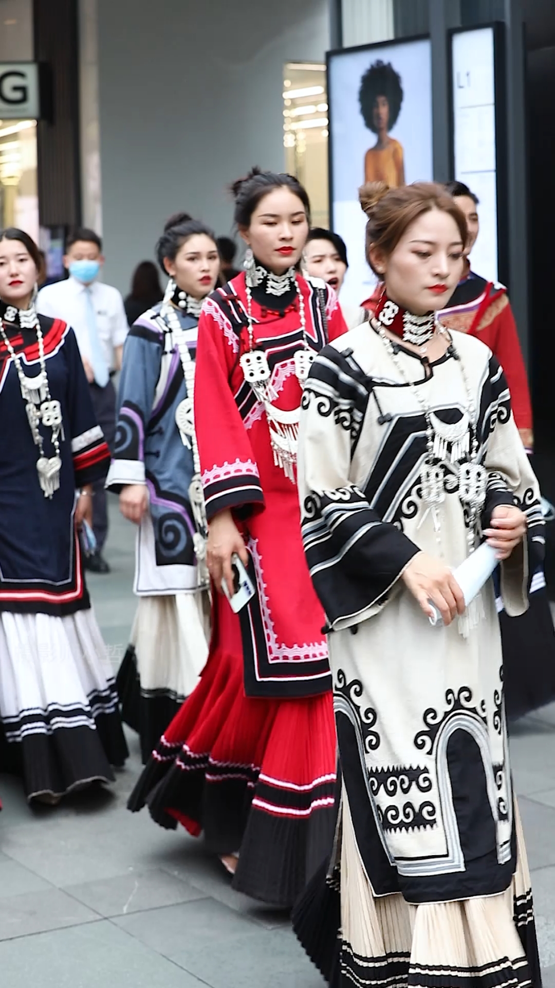 彝族#彝族姑娘盛装进城,春熙路街头太亮眼啦!