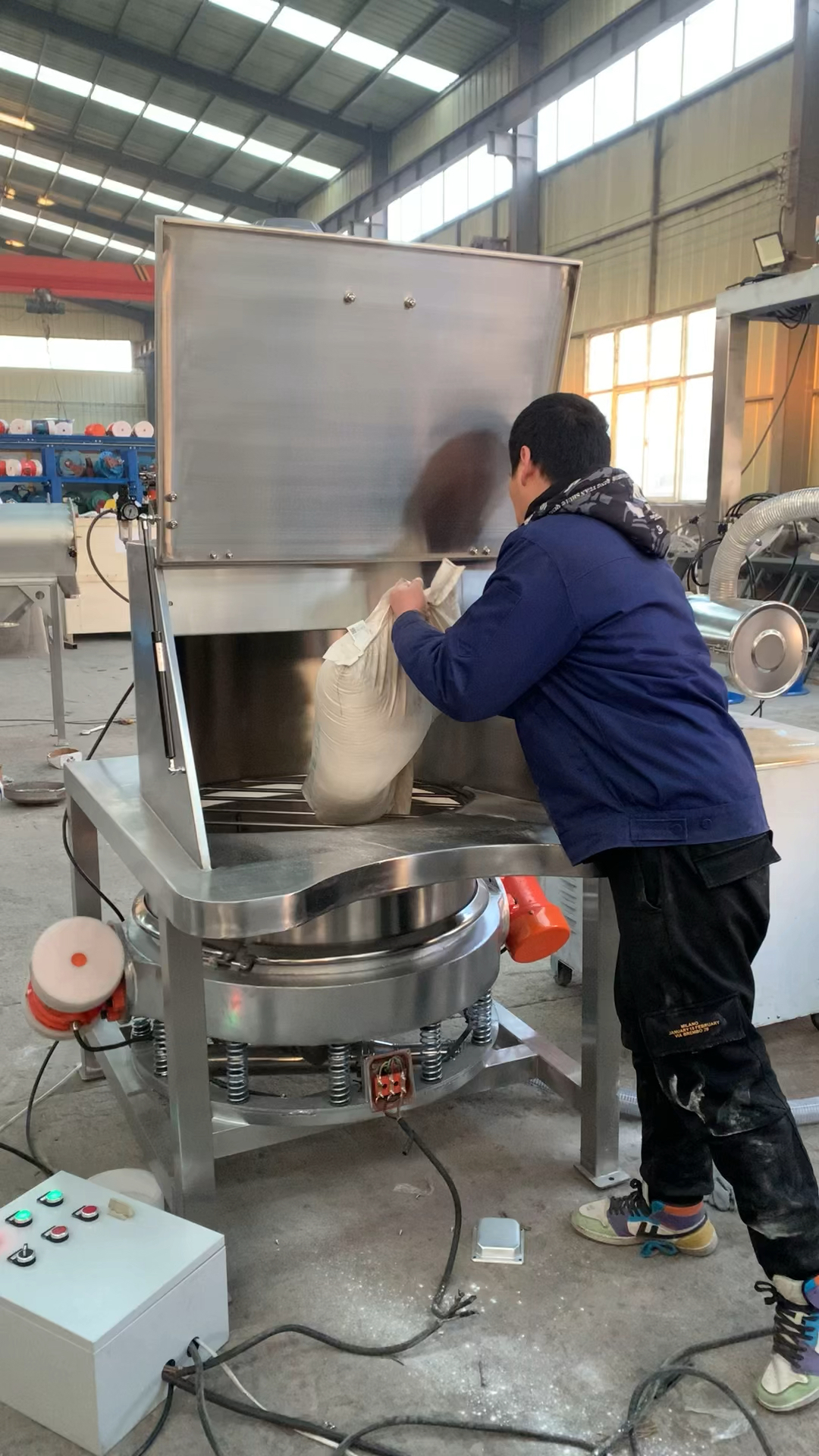 无尘投料站面粉投料试机实现无粉尘筛