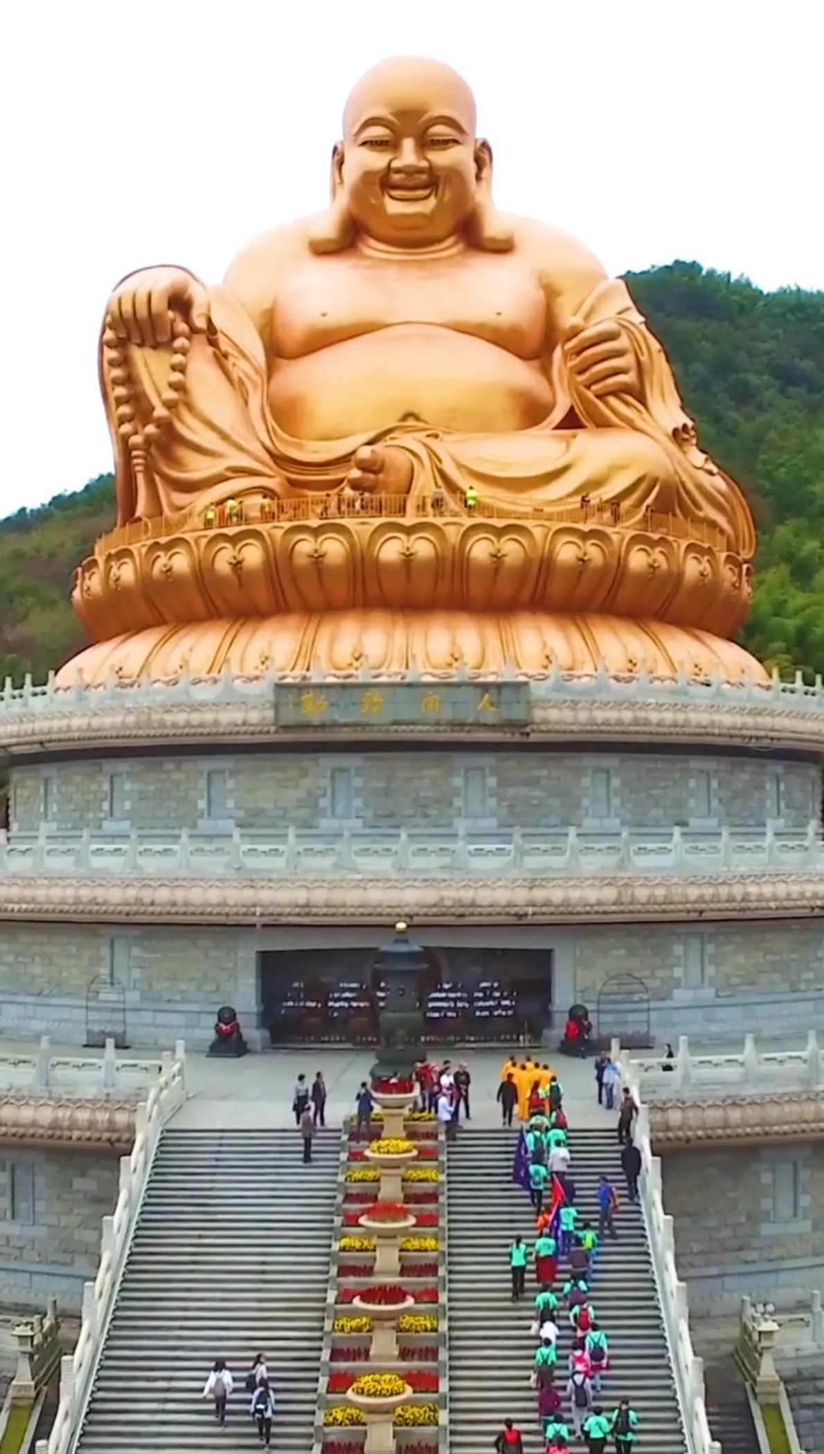 我的旅行日记迄今为止全球最高的坐姿铜制露天弥勒大佛造像佛像基座上