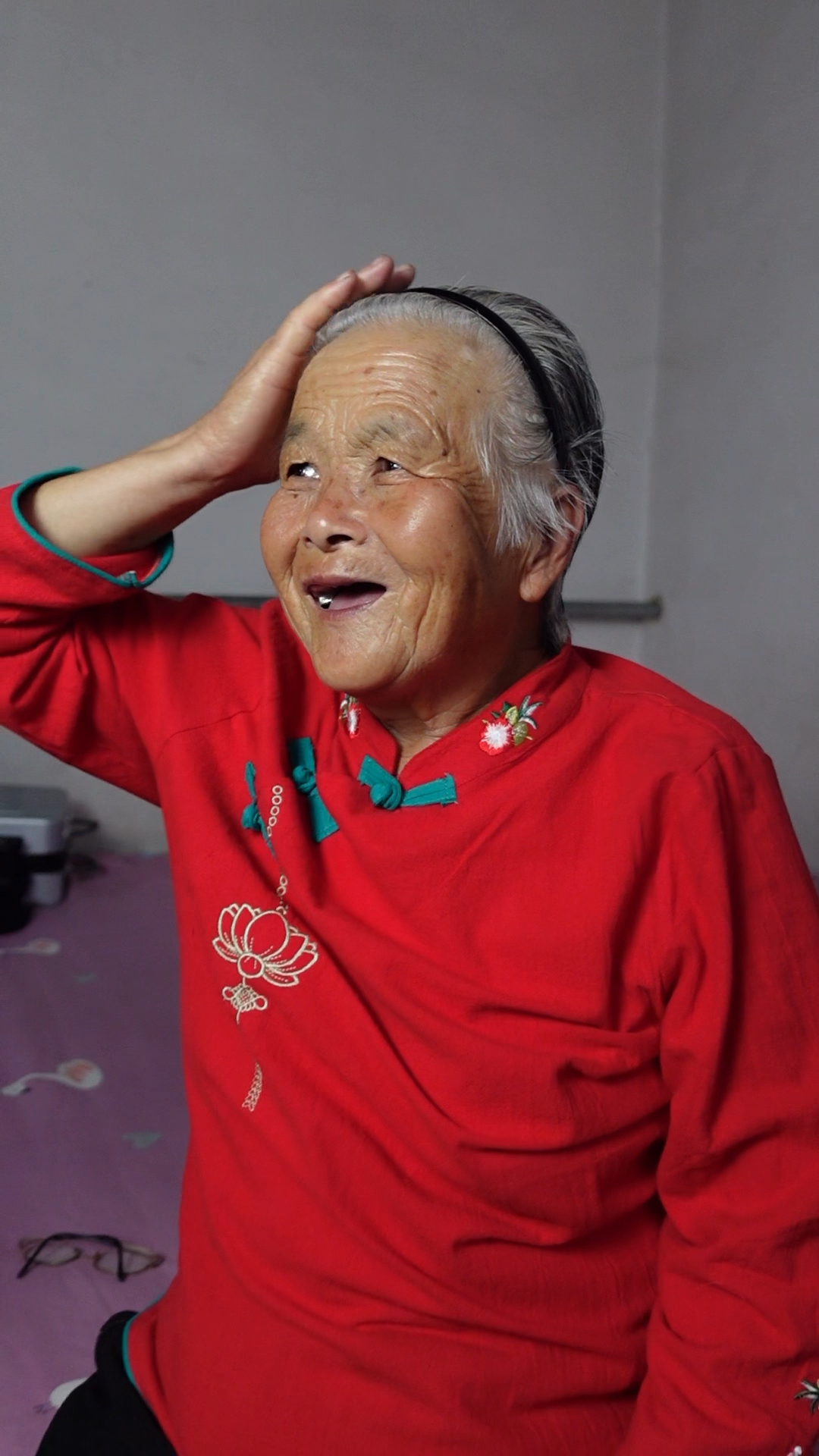 奶奶的笑容很有感染力,可以治愈你一天的疲惫,很多人都说奶奶的笑容很