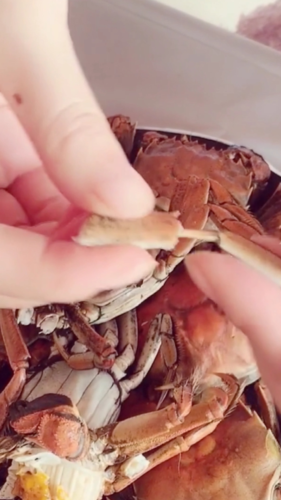 螃蟹腿的正确吃法