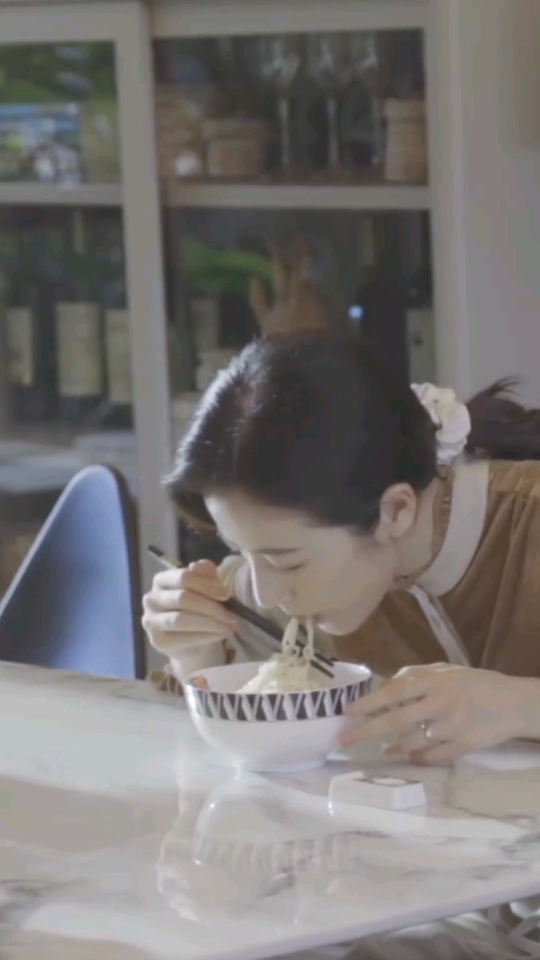 美女演戏吃方便面拍戏时候和拍完以后的反应